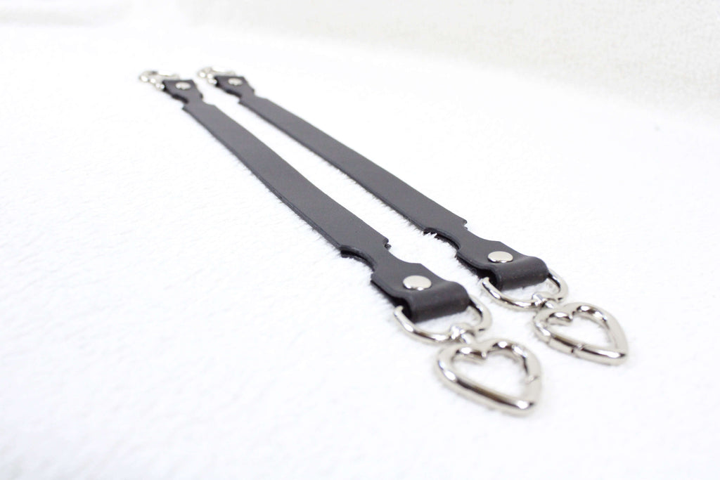 BDSM Restraint Connector Set Green Leather with Heart Rings