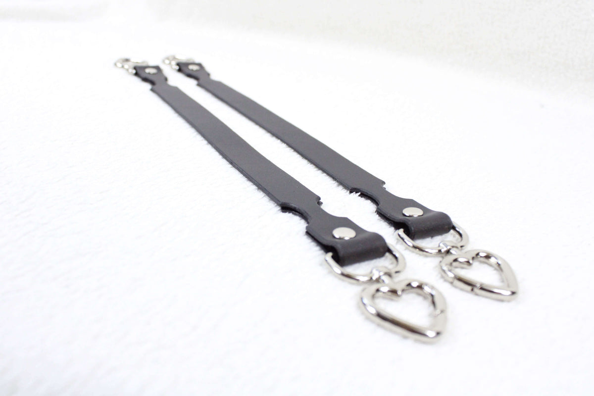 BDSM Restraint Connector Set Green Leather with Heart Rings